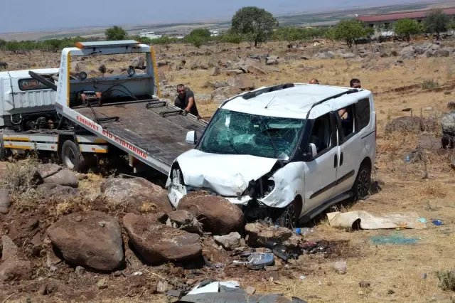 Hafif ticari araç şarampole devrildi: 8 yaralı