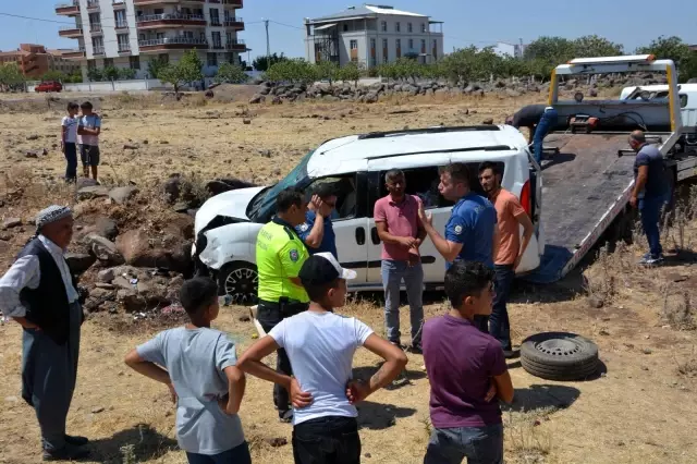 Hafif ticari araç şarampole devrildi: 8 yaralı
