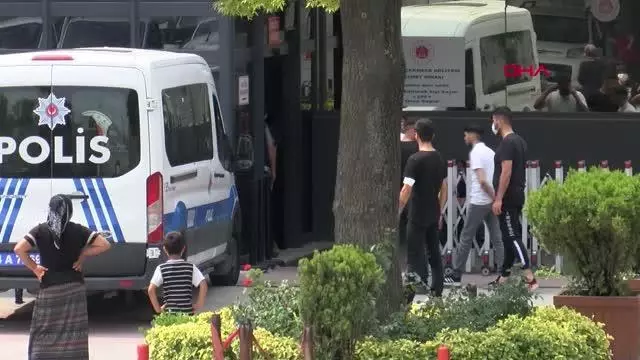 KÜÇÜKÇEKMECE'DE ÇOCUĞUNU TAVANA ASIP DÖVDÜĞÜ İDDİA EDİLEN BABA SERBEST BIRAKILDI