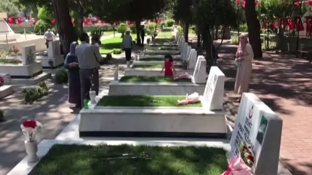 Kurban Bayramı arifesinde şehitlik ziyaretleri yapıldı Kurban Bayramı arifesinde şehitlik ziyaretleri yapıldı