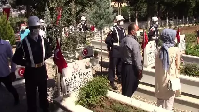 Son dakika gündem: KAHRAMANMARAŞ - Kurban Bayramı arifesinde şehitlik ziyaretleri