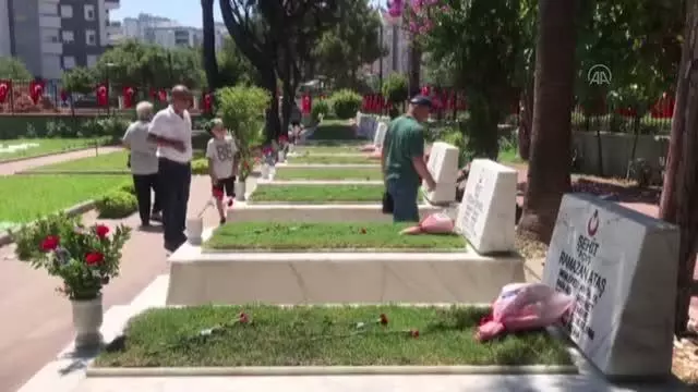 Kurban Bayramı arifesinde şehitlik ziyaretleri yapıldı
