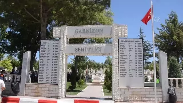 Kurban Bayramı arifesinde şehitlikler ziyaret edildi
