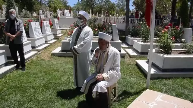 Kurban Bayramı arifesinde şehitlikler ziyaret edildi