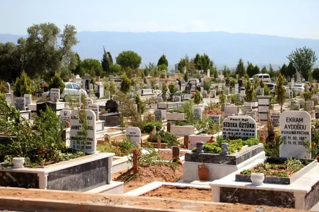 Kurban Bayramı öncesi Aydın'da mezarlıklar ziyaretçilerle doldu