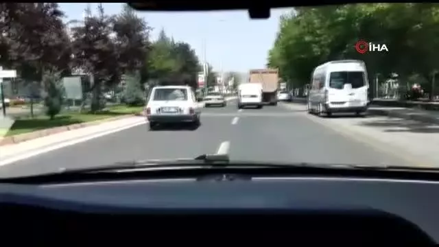Kurbanlık koyunu otomobil bagajında böyle taşıdı Kurbanlık koyunu otomobil bagajında böyle taşıdı
