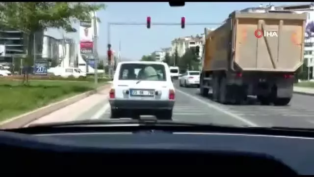 Kurbanlık koyunu otomobil bagajında böyle taşıdı