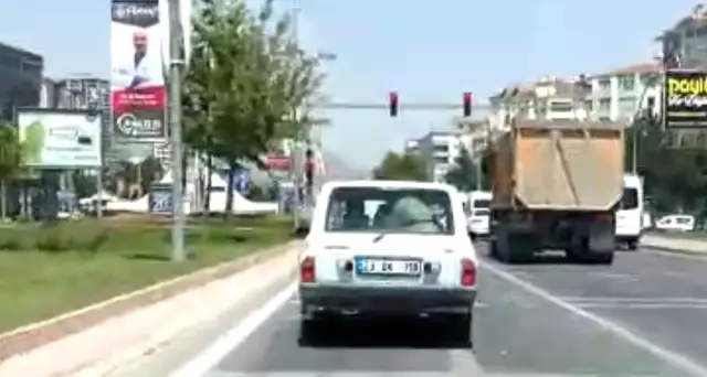 Kurbanlık koyunu otomobil bagajında böyle taşıdı