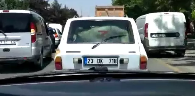 Kurbanlık koyunu otomobil bagajında böyle taşıdı
