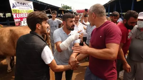 KURBANLIK PAZARLIĞI SIRASINDA KOLU ÇATLADI KURBANLIK PAZARLIĞI SIRASINDA KOLU ÇATLADI