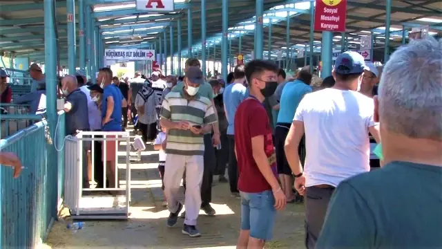 Kurbanlık son güne kalınca pazarda yoğunluk oluştu Kurbanlık son güne kalınca pazarda yoğunluk oluştu