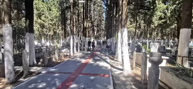 Kuşadası'nda mezarlıklar ziyaretçi akınına uğradı Kuşadası'nda mezarlıklar ziyaretçi akınına uğradı