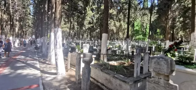 Kuşadası'nda mezarlıklar ziyaretçi akınına uğradı