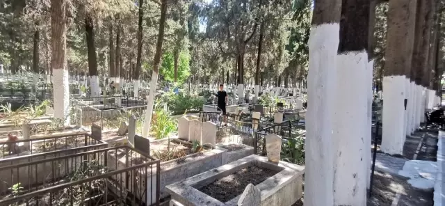 Kuşadası'nda mezarlıklar ziyaretçi akınına uğradı