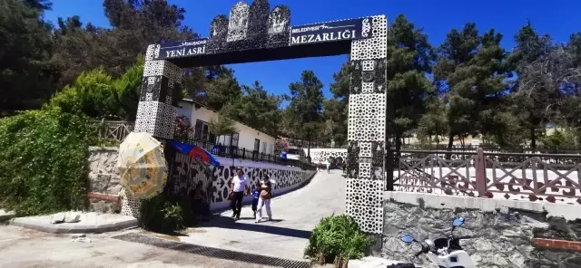Kuşadası'nda mezarlıklar ziyaretçi akınına uğradı