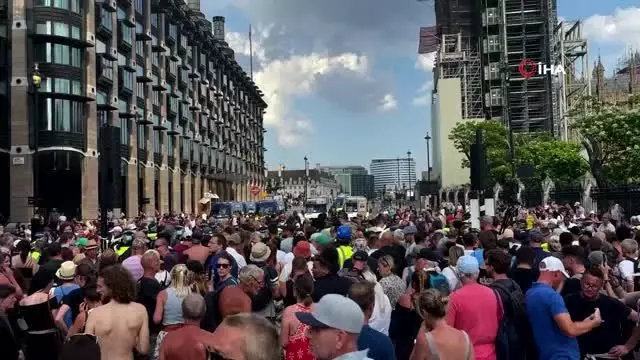 Londra'da aşı karşıtlarından protesto: 11 gözaltı Londra'da aşı karşıtlarından protesto: 11 gözaltı