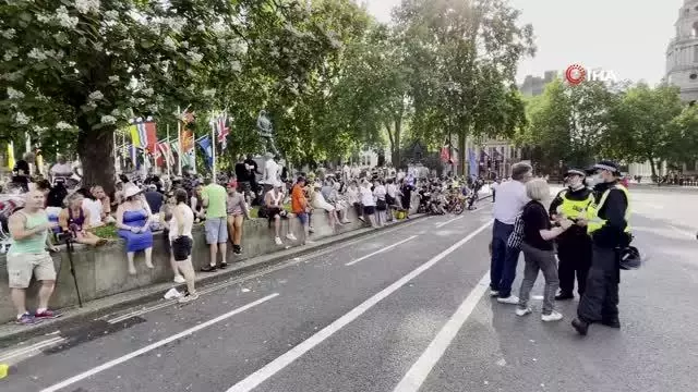 Londra'da aşı karşıtlarından protesto: 11 gözaltı