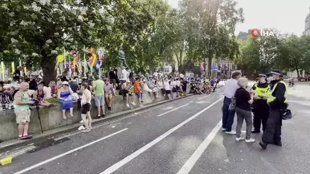 Londra'da aşı karşıtlarından protesto: 11 gözaltı