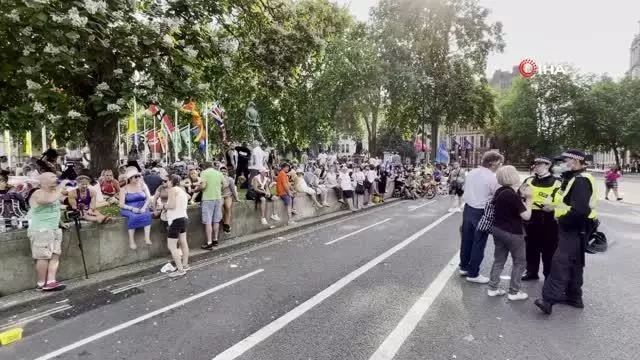 Londra'da aşı karşıtlarından protesto: 11 gözaltı