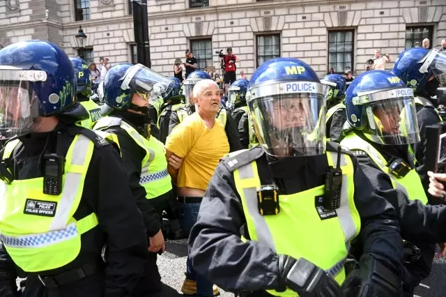 Londra'da aşı karşıtlarından protesto: 11 gözaltı