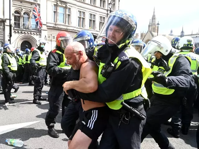 Londra'da aşı karşıtlarından protesto: 11 gözaltı