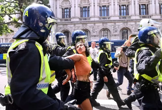 Londra'da aşı karşıtlarından protesto: 11 gözaltı