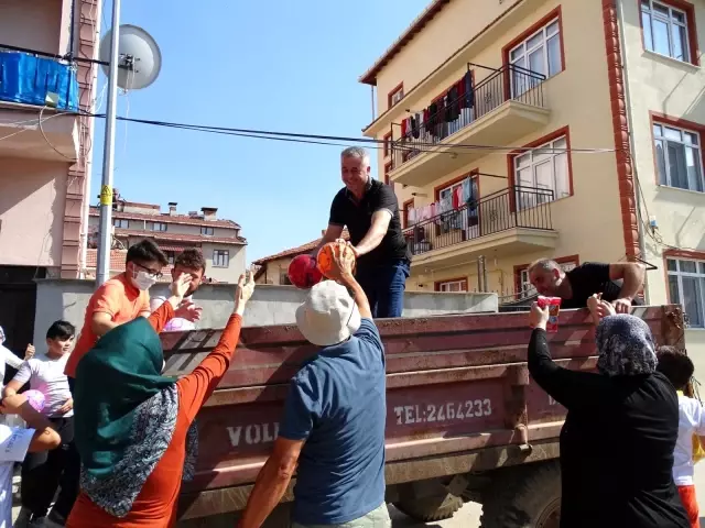 Son dakika haber | Mahalle muhtarı çocuklara bayramlık, top ve dondurma dağıttı Son dakika haber | Mahalle muhtarı çocuklara bayramlık, top ve dondurma dağıttı