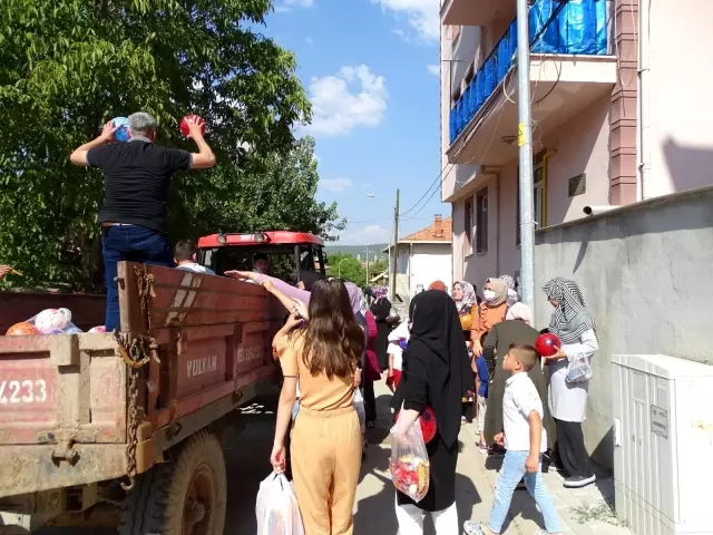 Son dakika haber | Mahalle muhtarı çocuklara bayramlık, top ve dondurma dağıttı