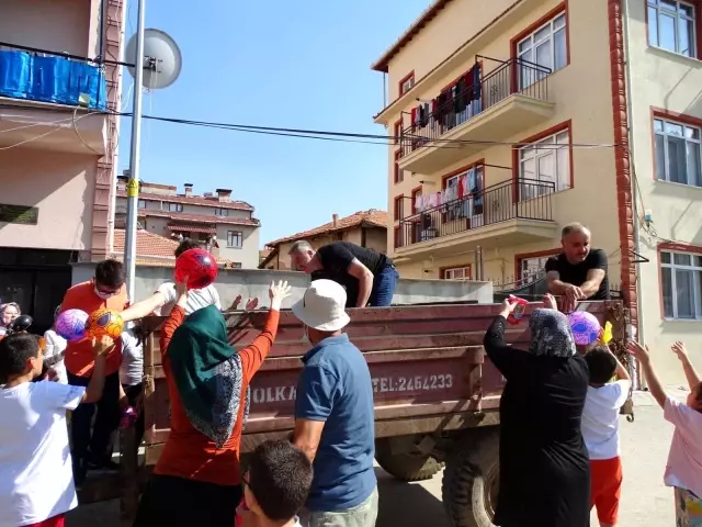 Son dakika haber | Mahalle muhtarı çocuklara bayramlık, top ve dondurma dağıttı