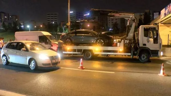 İSTANBUL-MALTEPE'DE 3 ARACIN KARIŞTIĞI TRAFİK KAZASINDA 2 KİŞİ YARALANDI