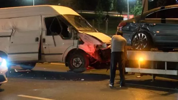 İSTANBUL-MALTEPE'DE 3 ARACIN KARIŞTIĞI TRAFİK KAZASINDA 2 KİŞİ YARALANDI