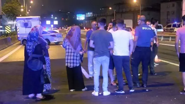 İSTANBUL-MALTEPE'DE 3 ARACIN KARIŞTIĞI TRAFİK KAZASINDA 2 KİŞİ YARALANDI