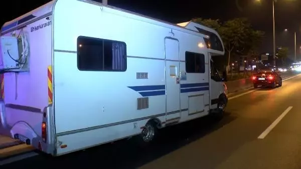 İSTANBUL-MALTEPE'DE 3 ARACIN KARIŞTIĞI TRAFİK KAZASINDA 2 KİŞİ YARALANDI