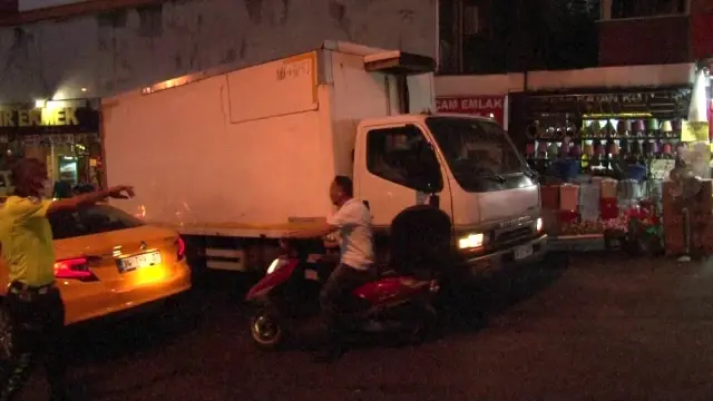 Maltepe'de freni boşalan kamyon araçlara çarptı: 2 yaralı