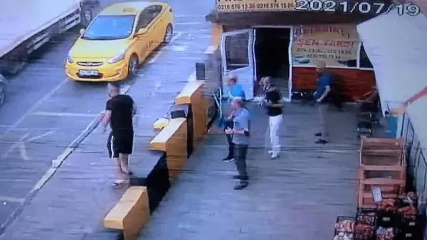 MALTEPE'DE FRENİ BOŞALAN KAMYONETİN KAZASI KAMERADA; 2 YARALI