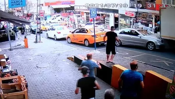 MALTEPE'DE FRENİ BOŞALAN KAMYONETİN KAZASI KAMERADA; 2 YARALI
