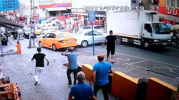 MALTEPE'DE FRENİ BOŞALAN KAMYONETİN KAZASI KAMERADA; 2 YARALI
