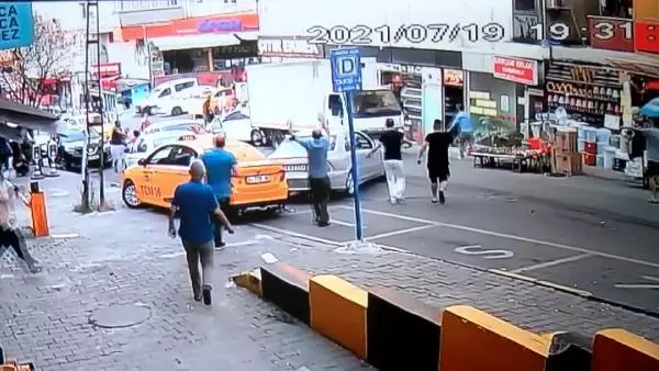 MALTEPE'DE FRENİ BOŞALAN KAMYONETİN KAZASI KAMERADA; 2 YARALI