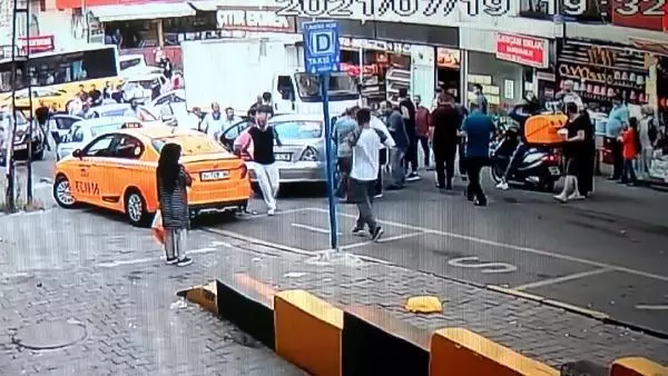 MALTEPE'DE FRENİ BOŞALAN KAMYONETİN KAZASI KAMERADA; 2 YARALI