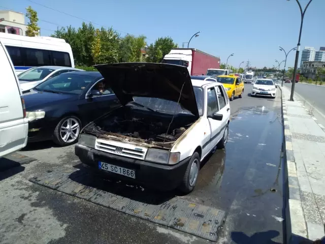 Manisa'da seyir halindeyken alev alan otomobil kullanılamaz hale geldi Manisa'da seyir halindeyken alev alan otomobil kullanılamaz hale geldi