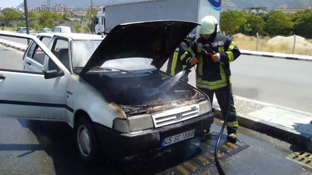 Manisa'da seyir halindeyken alev alan otomobil kullanılamaz hale geldi