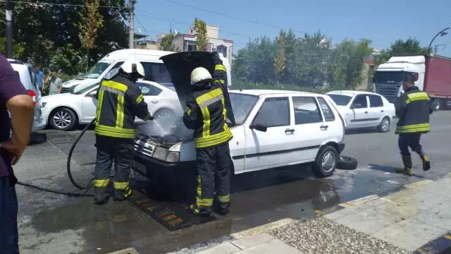 Manisa'da seyir halindeyken alev alan otomobil kullanılamaz hale geldi