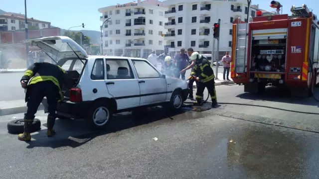 Manisa'da seyir halindeyken alev alan otomobil kullanılamaz hale geldi