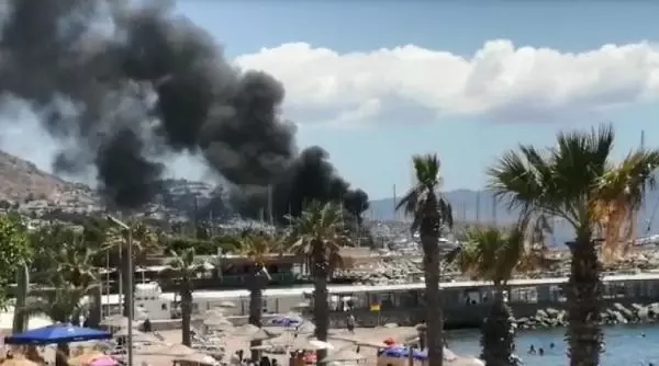 MARİNADA DEMİRLİ MOTORYAT YANDI - 2 MARİNADA DEMİRLİ MOTORYAT YANDI - 2