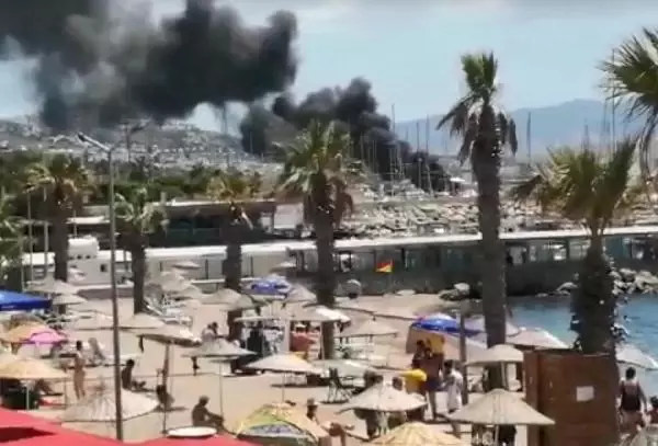 MARİNADA DEMİRLİ MOTORYAT YANDI - 2