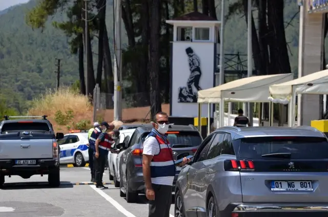 Marmaris, giriş ve çıkış noktalarında denetimler sürüyor