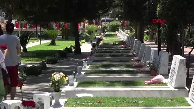 MEZARLIKLARDA BAYRAM ZİYARETİ YOĞUNLUĞU MEZARLIKLARDA BAYRAM ZİYARETİ YOĞUNLUĞU