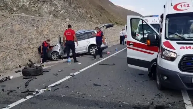 Minibüs ile otomobil çarpıştı: 4 yaralı