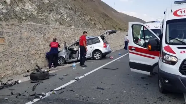 Minibüs ile otomobil çarpıştı: 4 yaralı