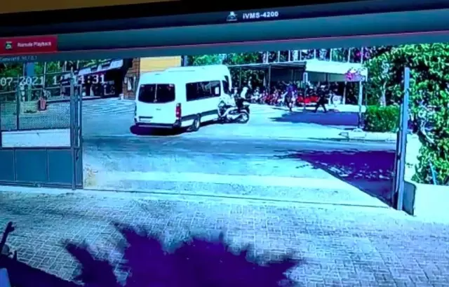 Motosiklet sürücüsünün ölümden döndüğü anlar kamerada